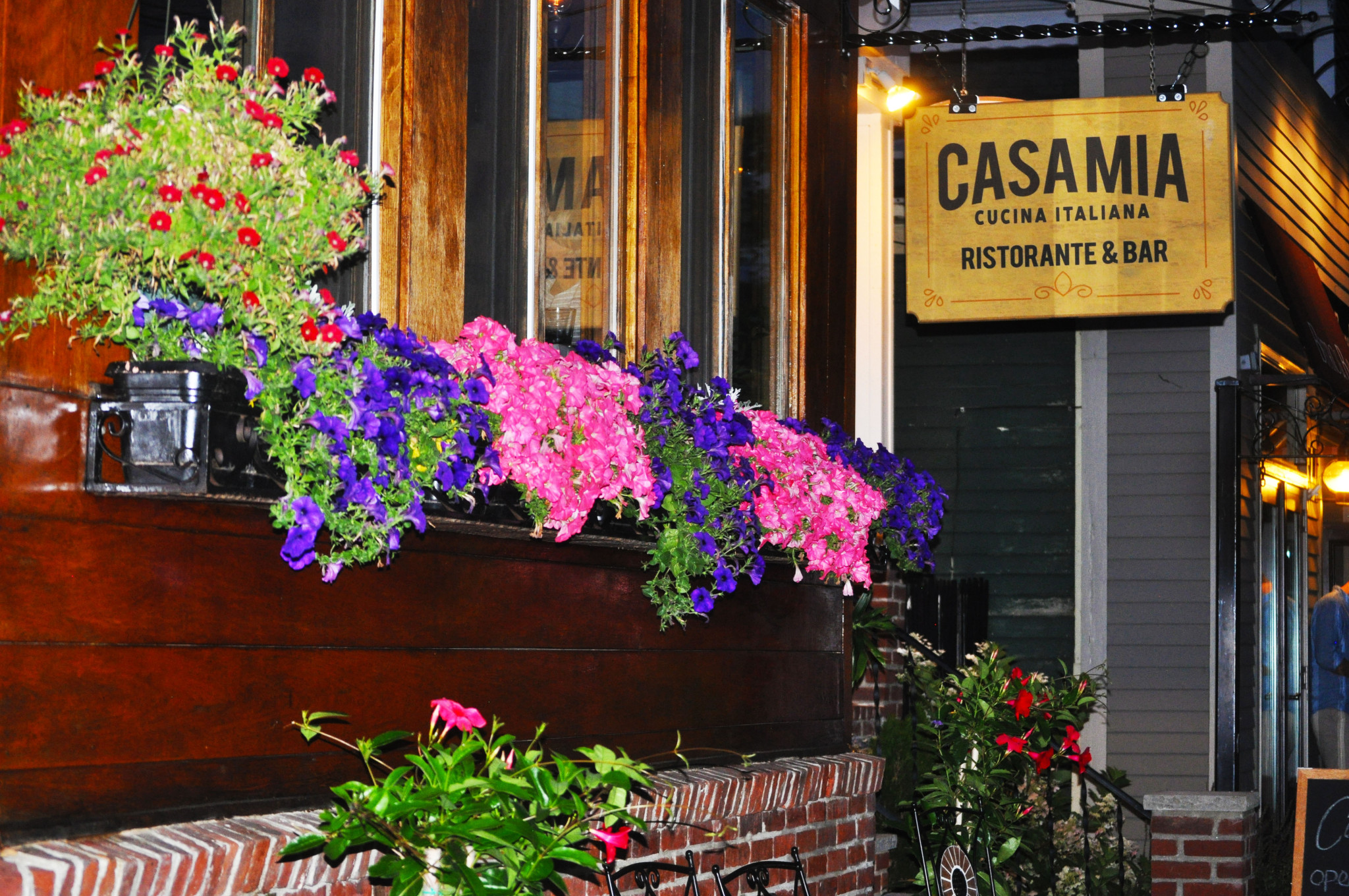 PICTURE OF OUTSIDE CASA MIA